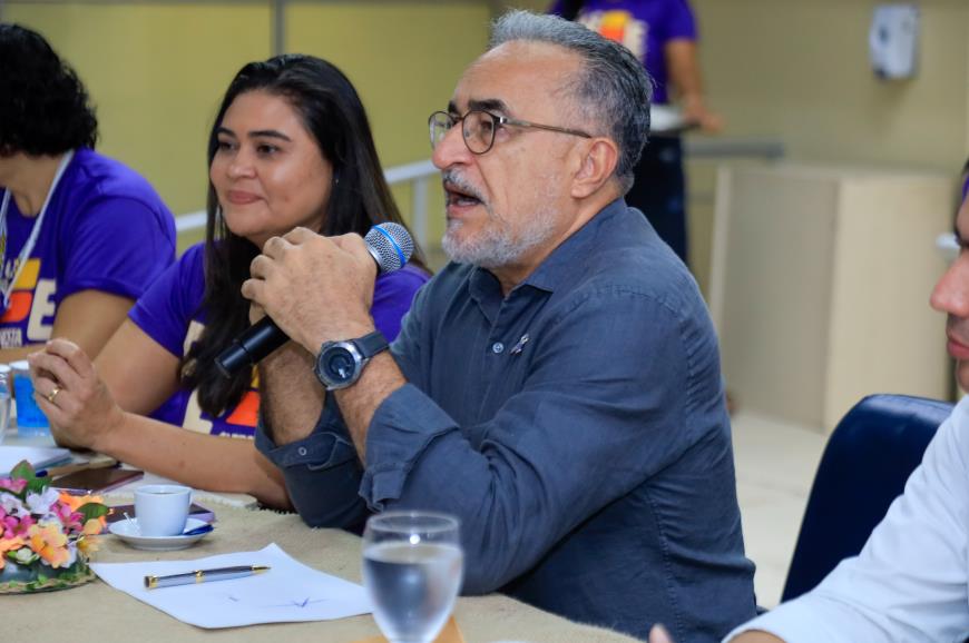O prefeito de Belém, Edmilson Rodrigues, esteve também na mesa de diálogos. É uma promoção de cultura com o objetivo de incentivar o amor pelo livro e pela liberdade.