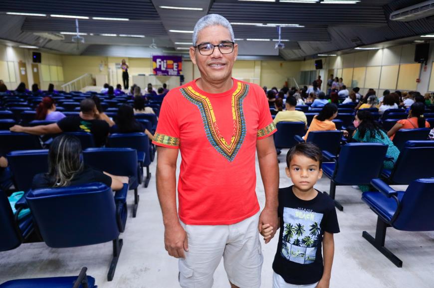 O professor, Luis Fábio, 48 anos, faz parte do Projeto Alfabetiza Belém e aproveitou para levar seu neto.