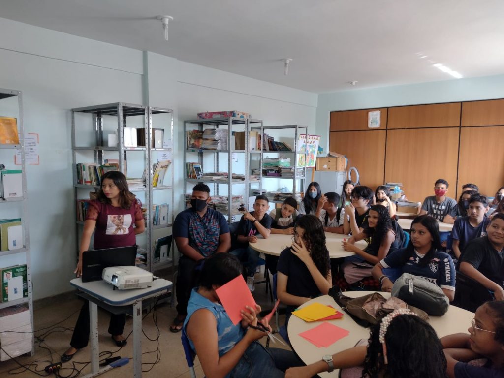 A professora de História Ana Bárbara de Oliveira Pantoja (em pé) está feliz por contribuir nas discussões do novo currículo. Foto: AScom Semec