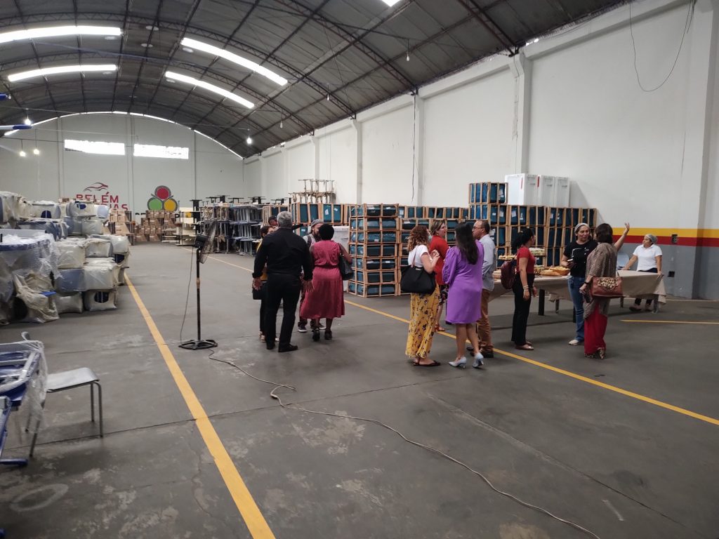 Aparelhos de ar-condicionado; mesas e cadeiras de refeitório e para professores; fogões, liquidificadores e moedores de carne industriais; freezers verticais e horizontais; e lavadoras de alta pressão foram adquiridos para as escolas municipais