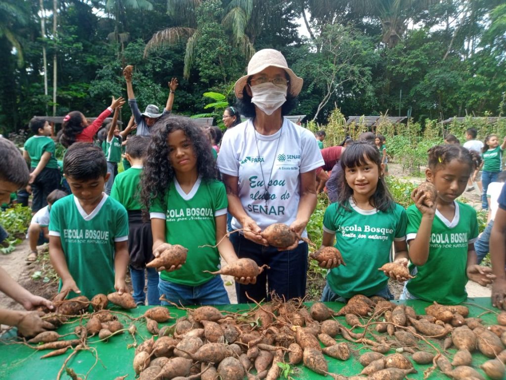 Por meio do projeto Horta do Conhecimento, os alunos participam, semanalmente, de todas as etapas e, com isso, desenvolvem um sentimento de pertencimento com o espaço.