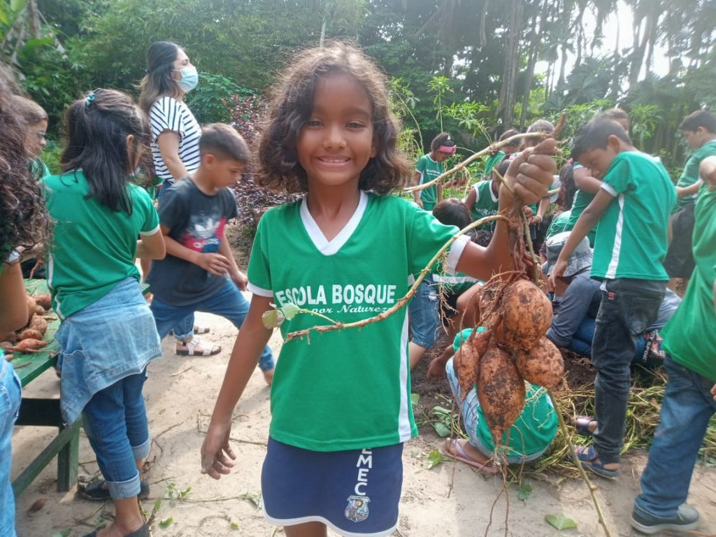 Quem também ficou muito feliz com a atividade foi a aluna Luiza Pimentel, 7 anos, da turma Xapuri, 2º ano. “Eu colhi um cacho de batata doce. Vou comer tudo”, contou.