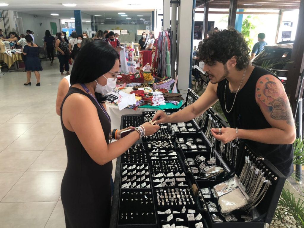 Feira do Empreendedorismo LGBTI+, organizada pela ONG Comitê Arte pela Vida, levou roupas, bijuterias, acessórios e obras de artes para a exposição na Semec