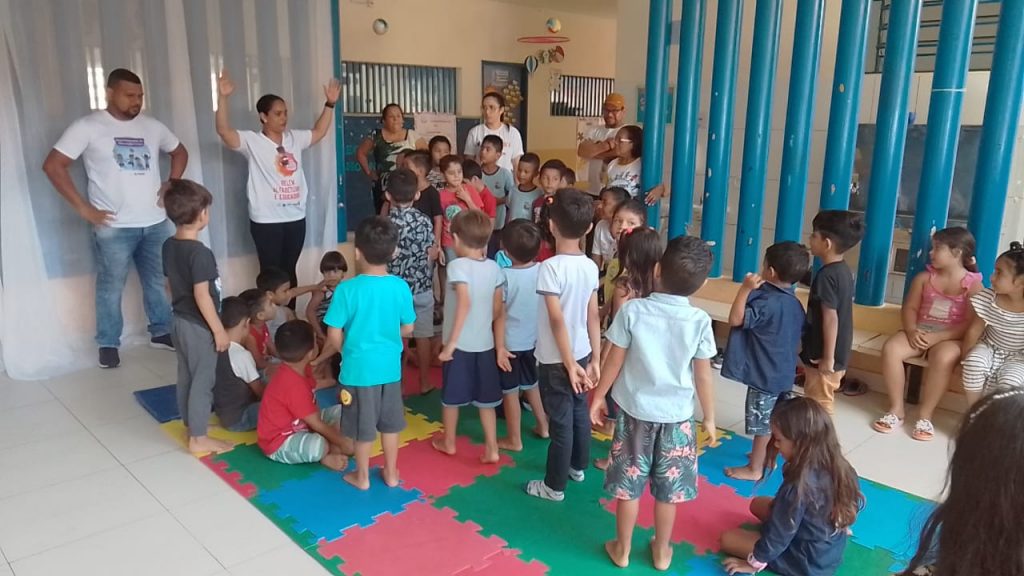 A criançada da EMEI Jaime Teixeira curtiu muito a prática corporal que imita o movimento das animais e elementos da natureza