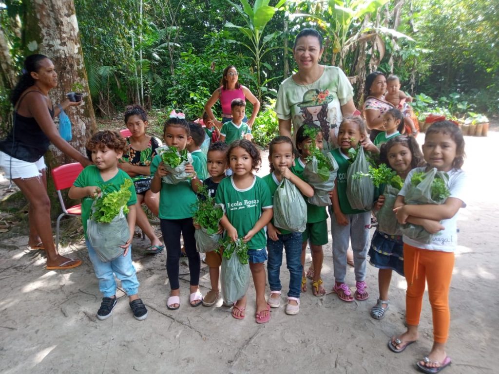 Junto com pais, professores e o presidente da Funbosque, Alickson Lopes, os alunos da Educação Infantil da Funbosque realizaram, nesta sexta-feira, 18, a colheita de cheiro verde, jambu, alface e batata doce, na Horta do Conhecimento.