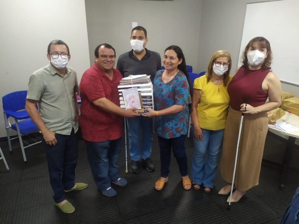 Escolas da rede municipal de educação recebem livros editados no sistema braille.