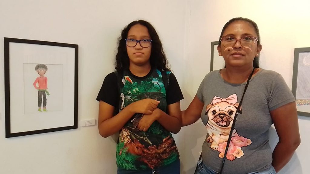 A estudante Edinalda Silva, 15 anos, tem autismo e encontrou na arte de desenhar alegria e autoestima, como contou sua mãe, Edinei Gomes
