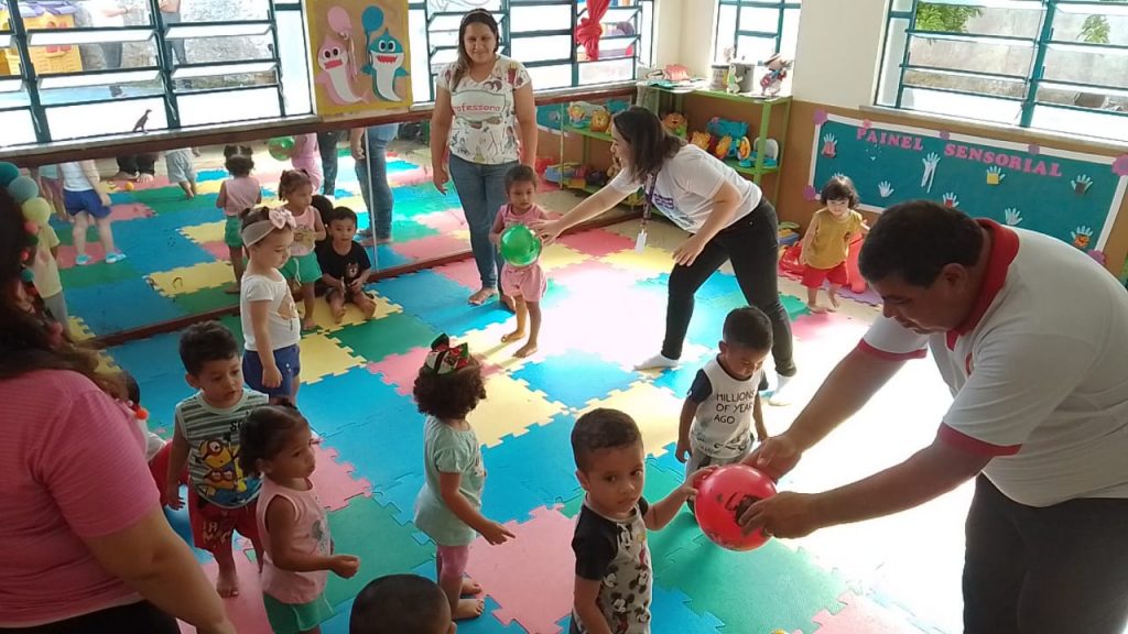 As práticas lúdicas mediadas por professores de Educação Física contribuem para a integração das crianças e auxiliam na construção de novas experiências socioafetivas e corporais