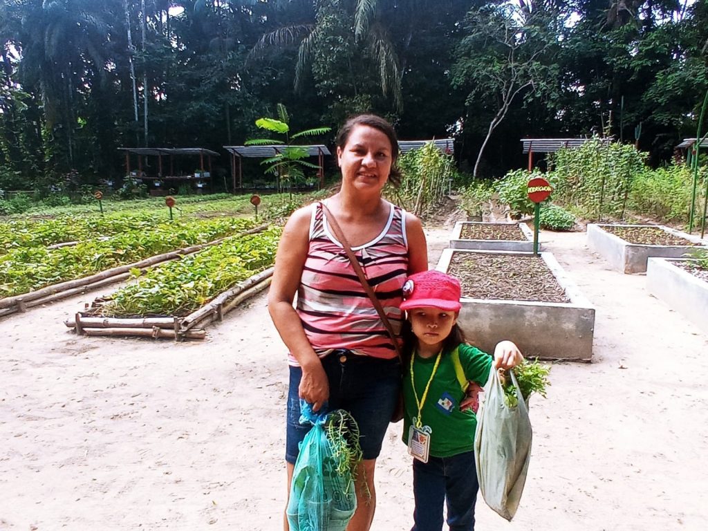 “É uma grande satisfação participar dessa colheita, pois as minhas filhas aprenderam a importância de ter uma alimentação saudável aqui", contou Laiane Santiago, mãe da aluna do jardim dois, Luane de Brito, 6 anos.