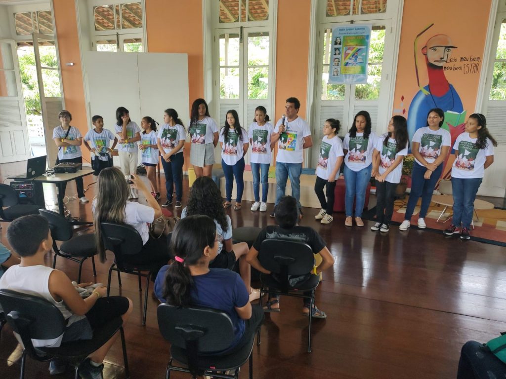 Professor Wilson Tadeu Amoras apresenta os estudantes escritores