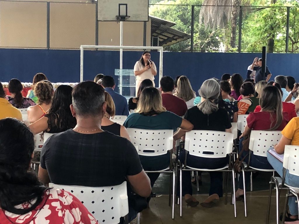 Secretária Márcia Bittencourt em conversa com diretores da rede municipal de educação sobre a implantação dos conselhos escolares