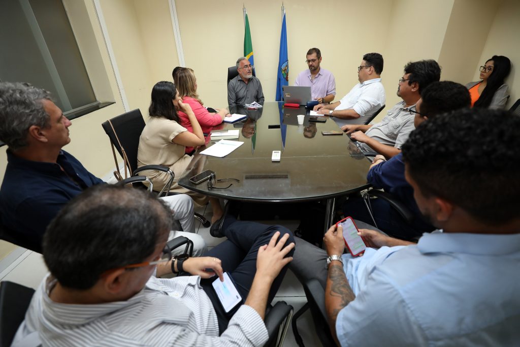 Edmilson Rodrigues discute com secretários melhorias no programa Belém Inteligente: serviços públicos otimizados, evitando o deslocamento do cidadão