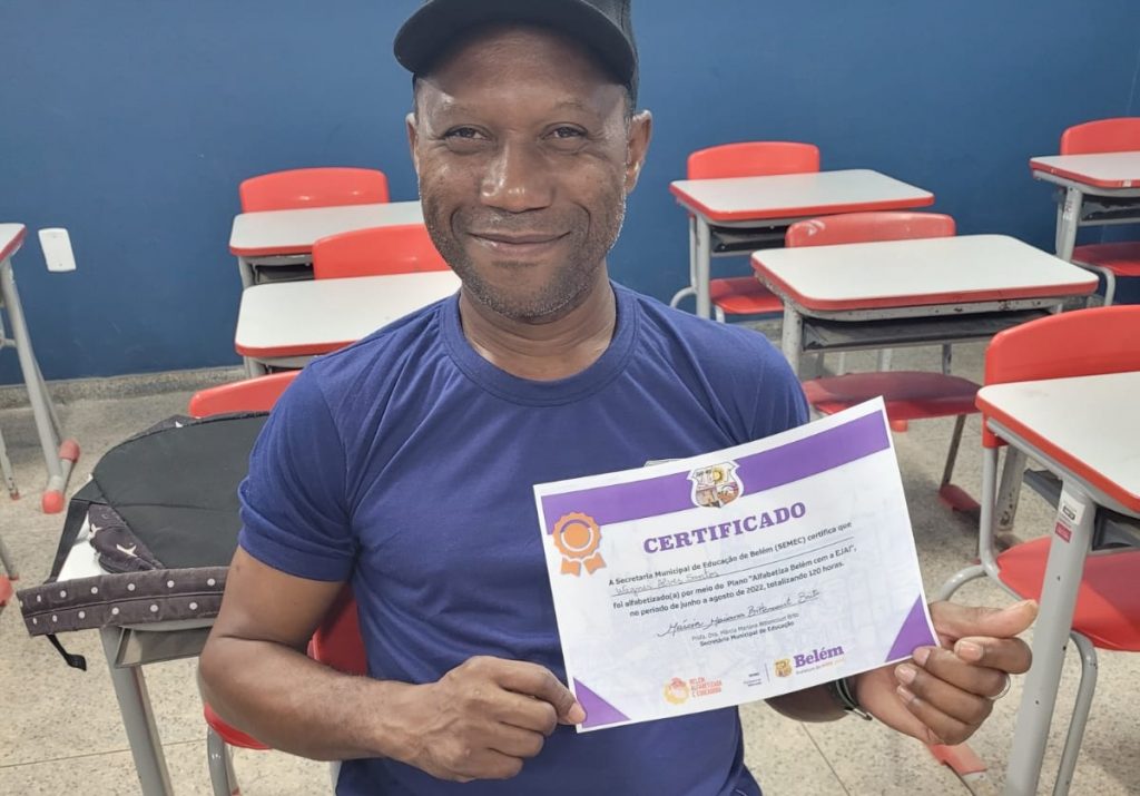 O carpinteiro Vagner Alves, de 43 anos, é um dos 360 estudantes certificados pelo Programa Alfabetiza Belém em setembro e agora segue nos estudos para terminar o ensino fundamental.