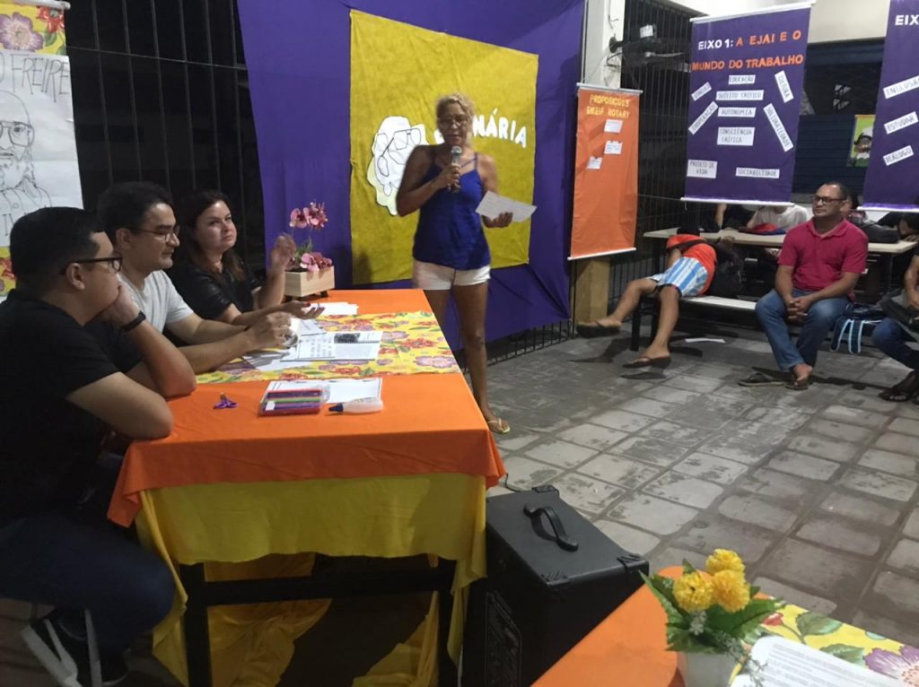Na Escola Municipal Rotary, no bairro do Condor, a estudante Iaci Moraes, de 51 anos, propôs uma sala para acolher os filhos dos estudantes enquanto estão em aula.