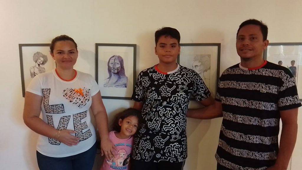 A família do estudante Kaio Romeo, 13 anos, foi prestigiar a exposição dos desenhos dele e dos colegas do Liceu Mestre Raimundo Cardoso, em Icoaraci