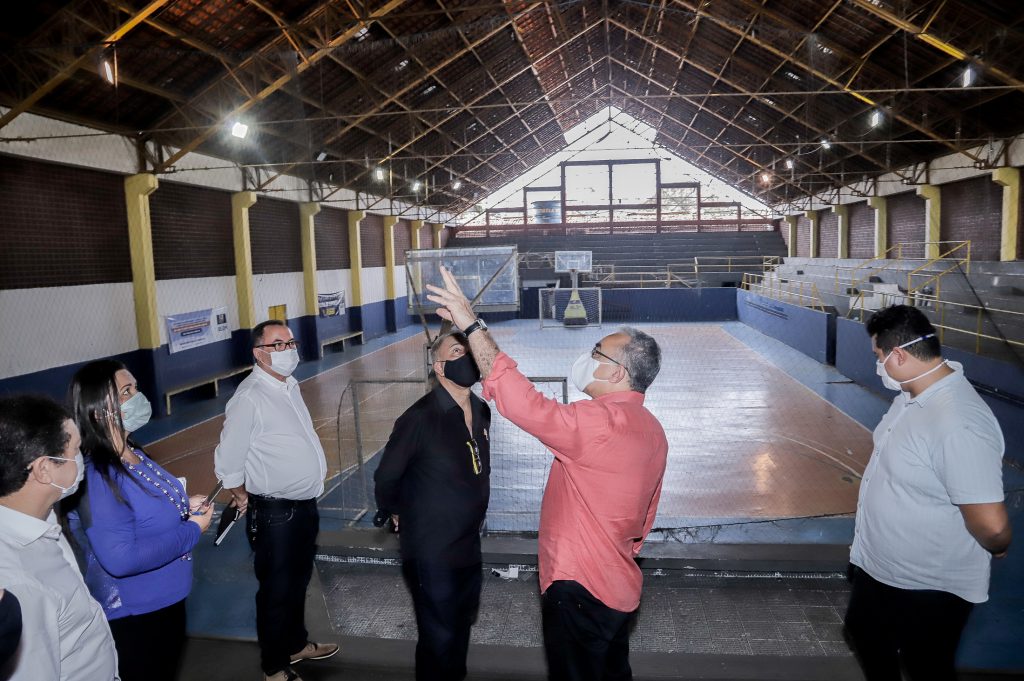 O prefeito Edmilson Rodrigues numa das visitas ao ginásio Altino Pimenta: a reforma vai permitir a ampliação do projeto Escola de Esporte, que hoje já atende mais de 200 jovens e adolescentes