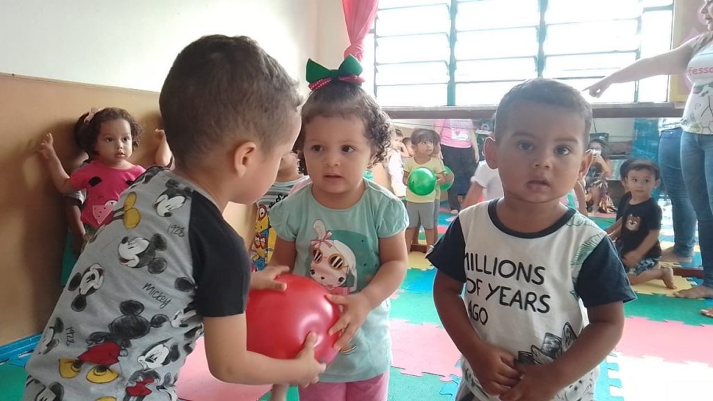 No berçário teve muita música, passa balão e fofurice.