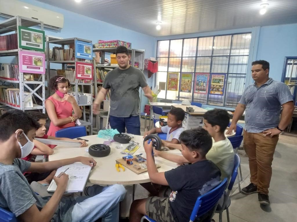 Aulas de robótica na Escola Nestor Nonato, com a assessoria dos professores Thiago Miranda e Rafael Herdy. Equipe finalista desenvolve um projeto de educação ambiental.