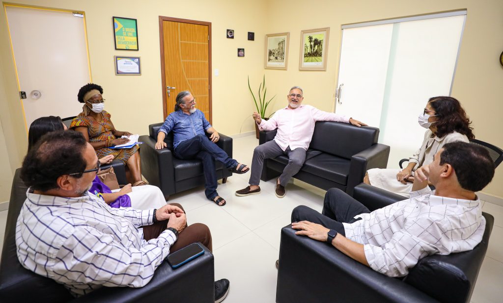 Prefeito Edmilson Rodrigues, secretários do município e professores do curso de serviço social da Universidade Federal do Pará Ari Loureiro e Cristina Arêda Oshai: parceria para ampliar o programa de estágio a estudantes de serviço social