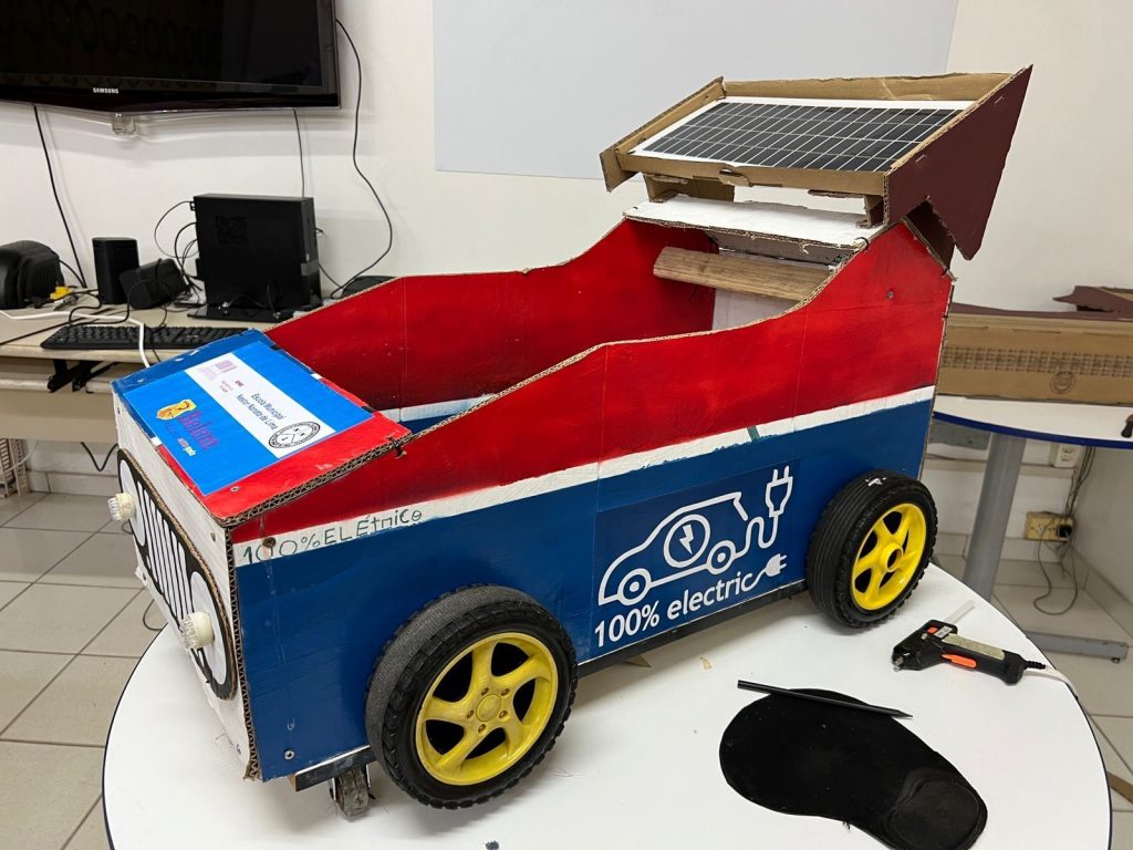 O carro-robô, batizado de Nonatinho, é utilizado como ferramenta didática na aprendizagem de introdução à robótica educativa e sustentabilidade