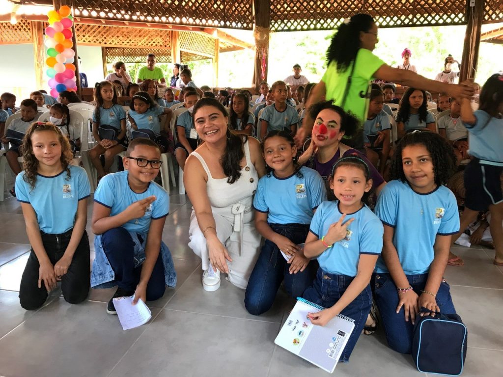 A rede municipal de ensino conta com dez escolas de educação do campo. Na foto, a secretária municipal de Educação, professora Márcia Bittencourt, na EMEC Milton Monte, localizada na ilha do Combu