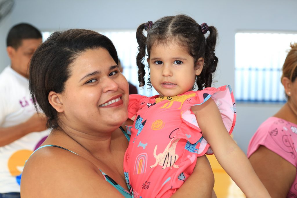 Carliane Oeiras Pereira, 28, e Luisa Vitória, 3: uma escola de primeira qualidade na Terra Firme