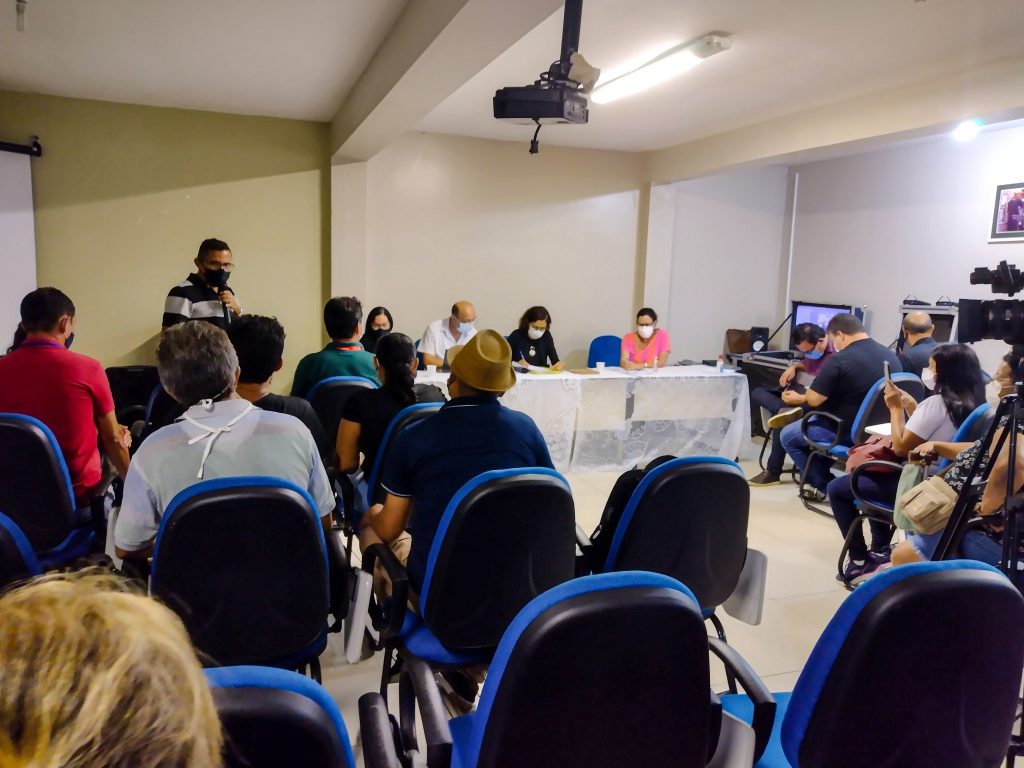 Secretários municipais de Administração, Jurandir Novaes e de Controle, Integridade e Transparência, Luiz Araújo, reunidos com representantes das categorias de servidores municipais debatendo a recomposição salarial