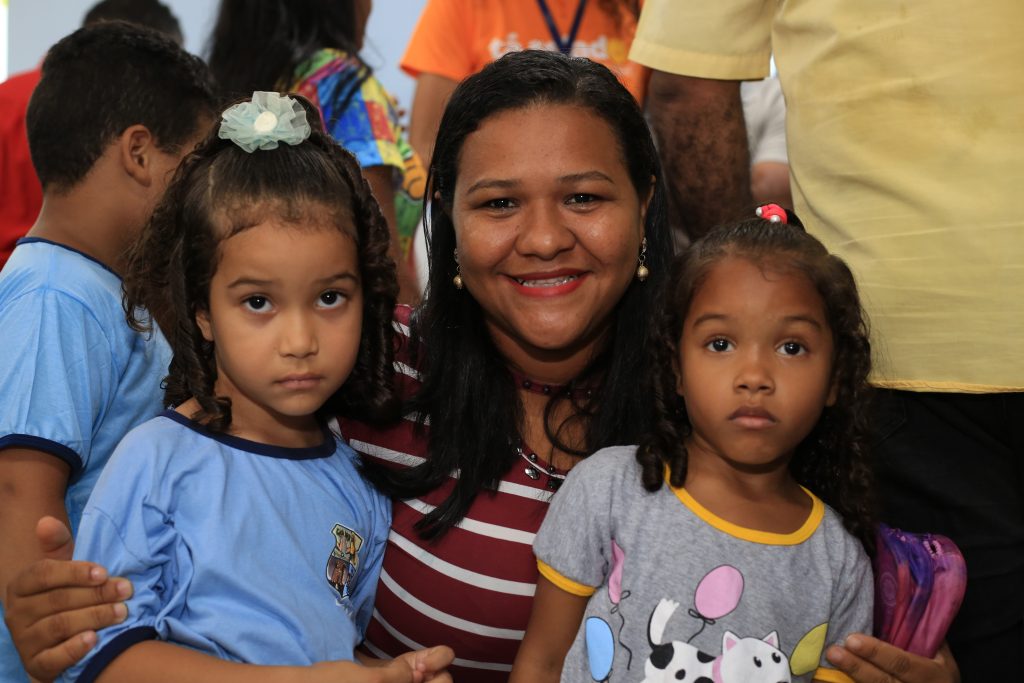 Adayria da Silva, 35, com a filha Dulci Maria, 4 anos, e a sobrinha Arielly Barros, 5 anos: "Tá maravilhosa!"