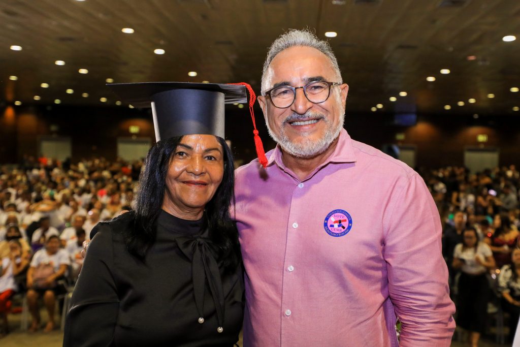 A formanda Edna Machado, 65, com o prefeito Edmilson Rodrigues: um feito para toda a vida