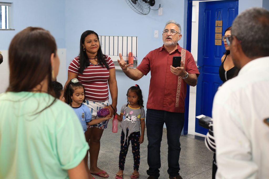 O prefeito Edmilson Rodrigues explica a revitalização completa da escola e a importância da educação em tempo integral: quatro refeições diárias