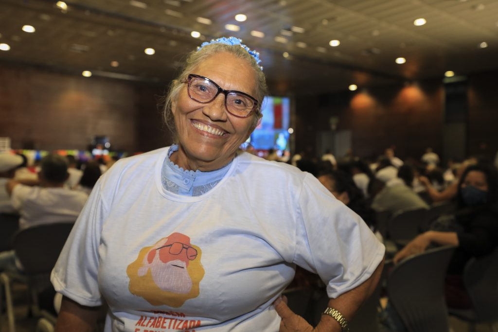 Maria José Capelo Mendes, 65, não cabia em si de alegria com a realização gigante de aprender a ler e a escrever já com a idade avançada