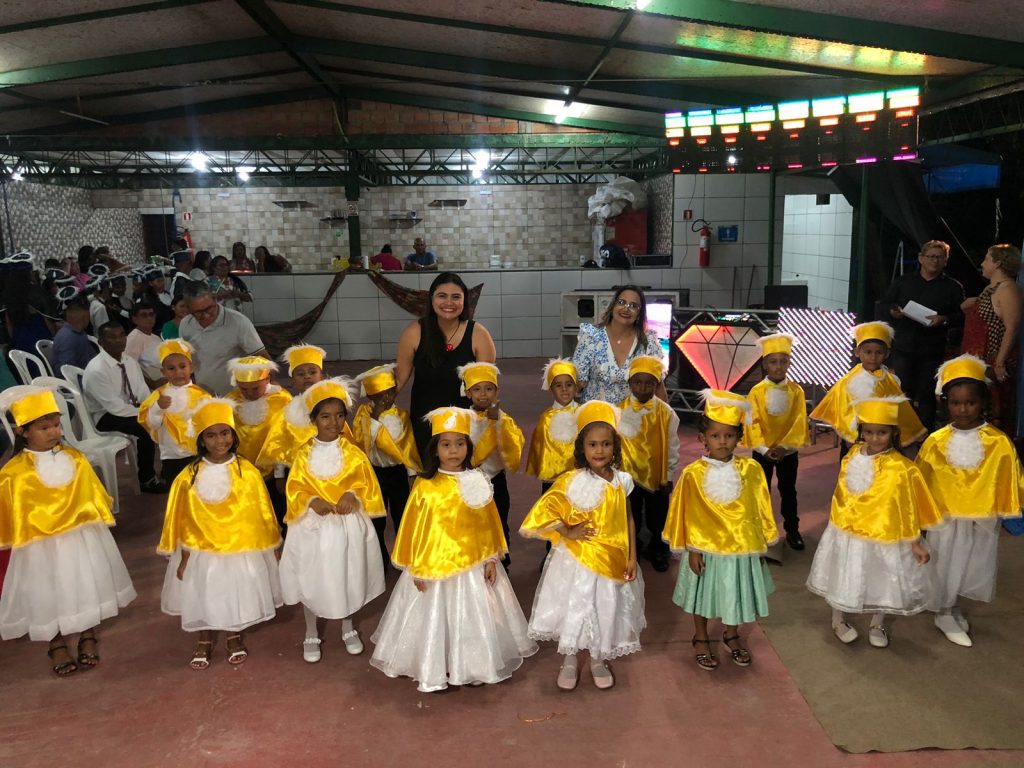 A cerimônia de formatura das crianças e adolescentes da escola Milton Monte contou com a presença da secretária Márcia Bittencourt