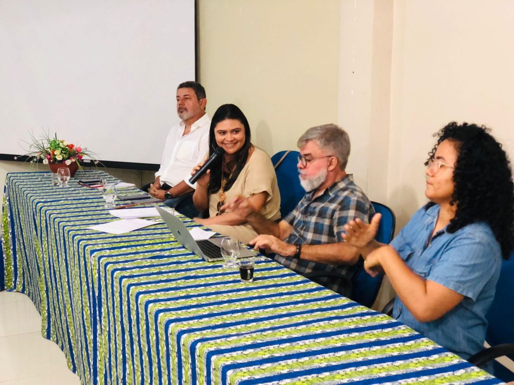 ular da Semec, Márcia Bittencourt (com o microfone na mão), reafirmou que a formação é um momento de repensar a prática pedagógica