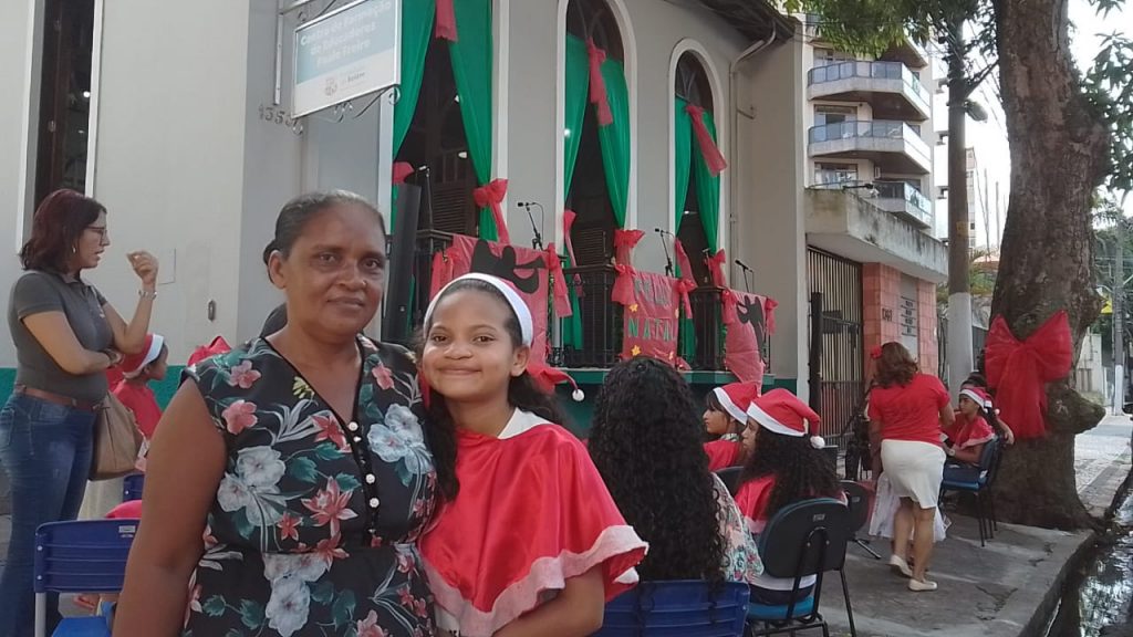 Maria Valadares, avó da Mikaelly Machado, estudante da EM Theodor Badotti ficou encantada com a Cantata de Natal dos alunos da rede municipal