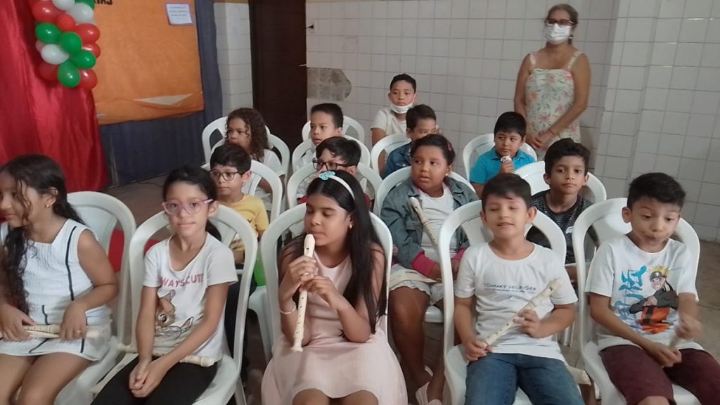 A educação musical é um estudo que ajuda a desenvolver a cognição humana tanto no aspecto psíquico quanto emocional, espiritual e também no cuidado estético.