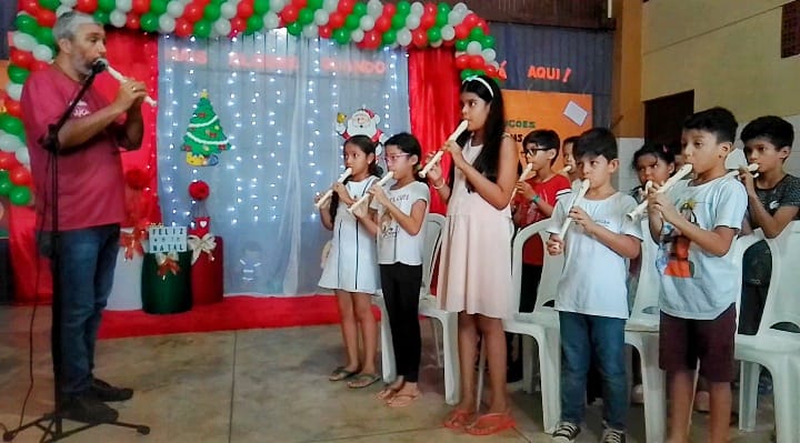 Em um mês de aulas somente aos sábados, 20 crianças tiveram o primeiro contato com a música instrumental, por meio da flauta doce. Eles ensaiaram duas canções natalinas para apresentar o projeto a comunidade.