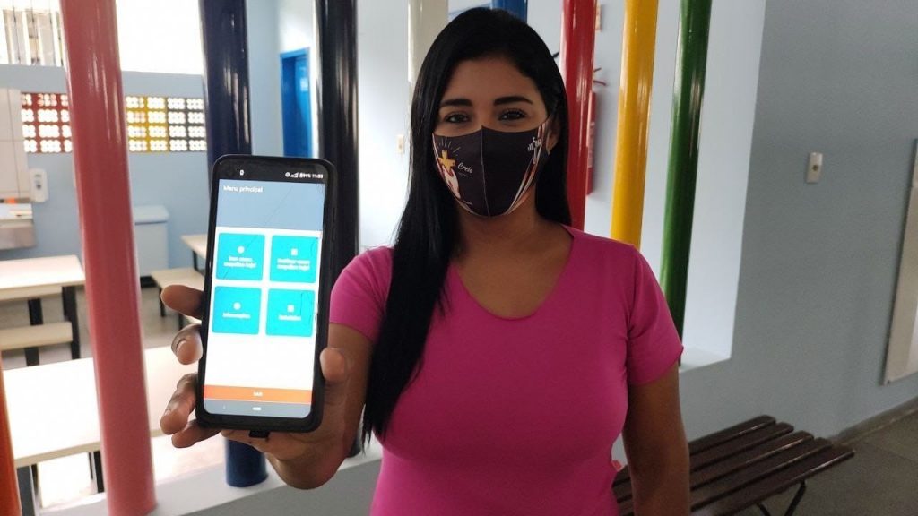 Professora da Unidade de Educação Infantil (UEI) Wilson Bahia, Elaine Mendes, atua como guardiã da saúde da educação, utilizando o aplicativo de monitoramento da comunidade escolar