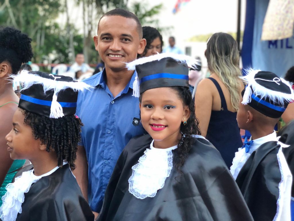 Para Afonso, pai de Paola, a cerimônia de formatura é um privilégio, porque é a primeira festa de colação e observar "cada dia mais a educação está sendo valorizada"