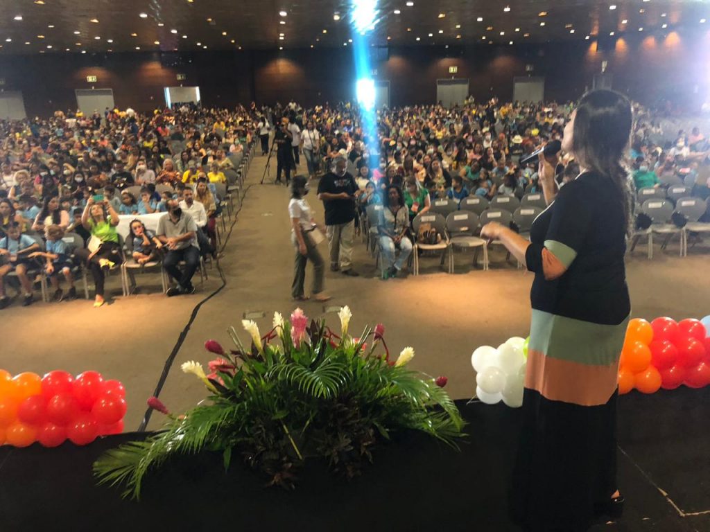 “É um momento histórico para celebrar as nossas conquistas da leitura e da escrita, de mostrar os avanços da Prefeitura de Belém por uma educação libertadora, transformadora e socialmente referenciada”, disse a secretária municipal de educação, Márcia Bittencourt