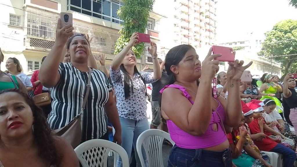 Kézia da Silva, mãe do Diego da Silva, estudante da EM Comandante Klautau registrou emocionada as apresentações das crianças