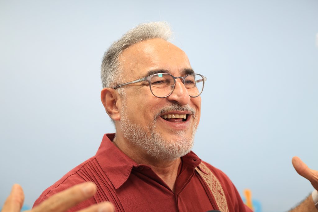 O prefeito Edmilson Rodrigues não escondia a alegria pela escola nova: "A Terra Firme merece!"
