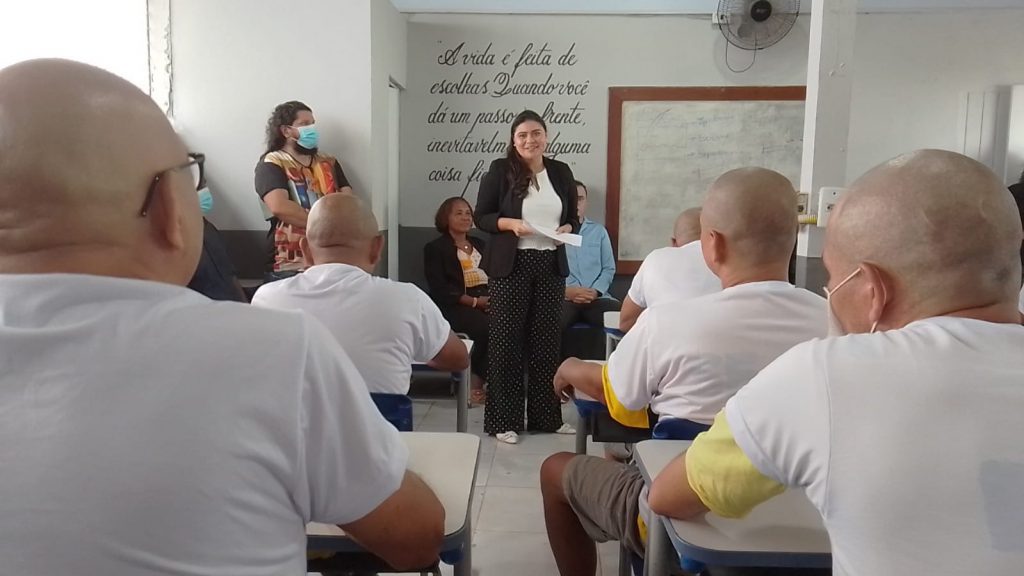 A titular da Semec, Márcia Bittencourt, incentivou os alunos concluintes do curso de alfabetização a prosseguirem nos estudos. Todos já estão matriculados na EJAI
