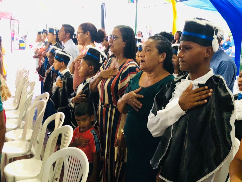 Pelos furos dos rios, pais e alunos chegaram a caráter para a cerimônia de formatura da Escola Milton Monte