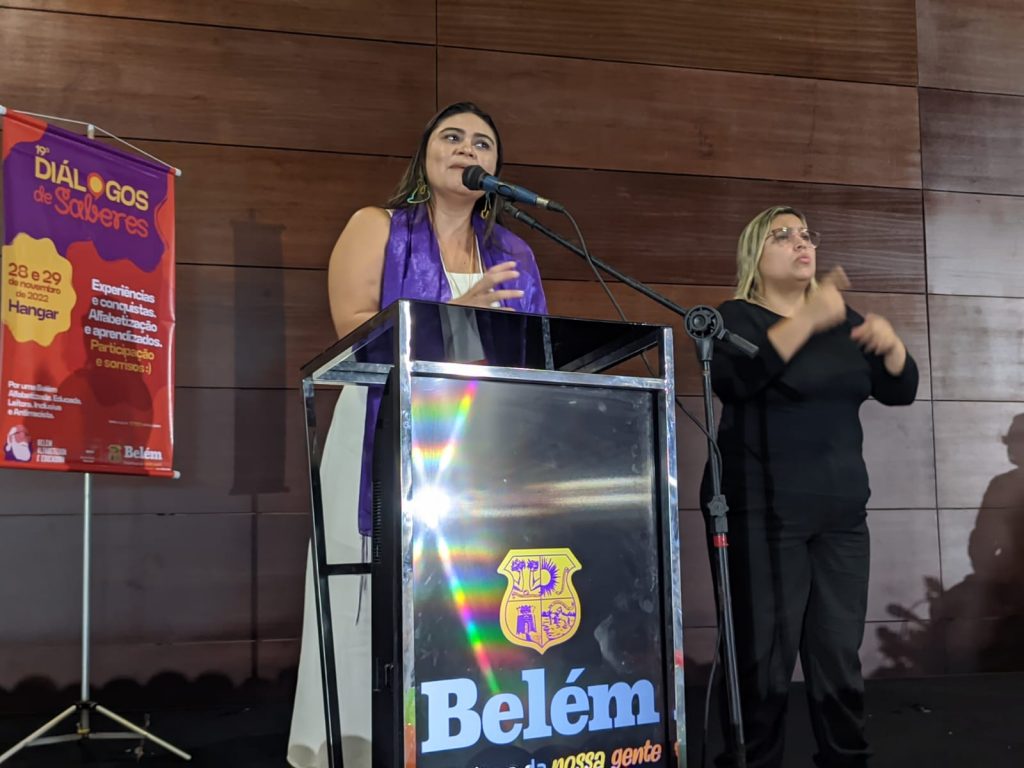 A titular da Semec, Márcia Bittencourt, anunciou o lançamento do Qualifica Semec explicando que o projeto visa qualificar servidores efetivos não docentes para conquistar além da qualificação, uma valorização salarial para os trabalhadores da educação.