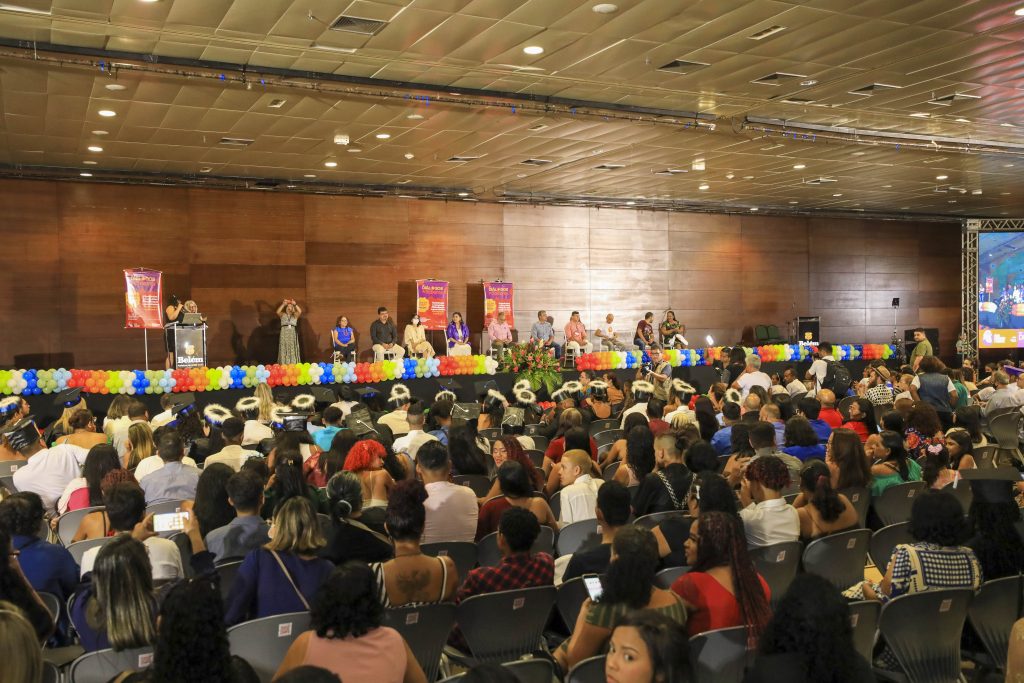 Ao todo, 1.215 pessoas tiveram a imensa felicidade de ostentar um diploma educativo