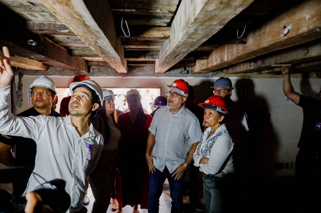 O Palacete Pinho estava em estado avançado de deterioração, após anos de abandono e descaso com o patrimônio público.