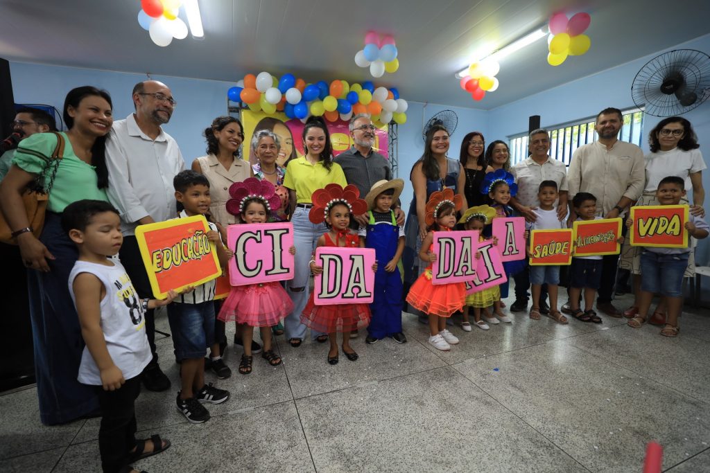 Estudantes da UEI na Terra Firme realizaram uma apresentação artística comemorando a reinauguração da escola, sob o tema: Cidadania