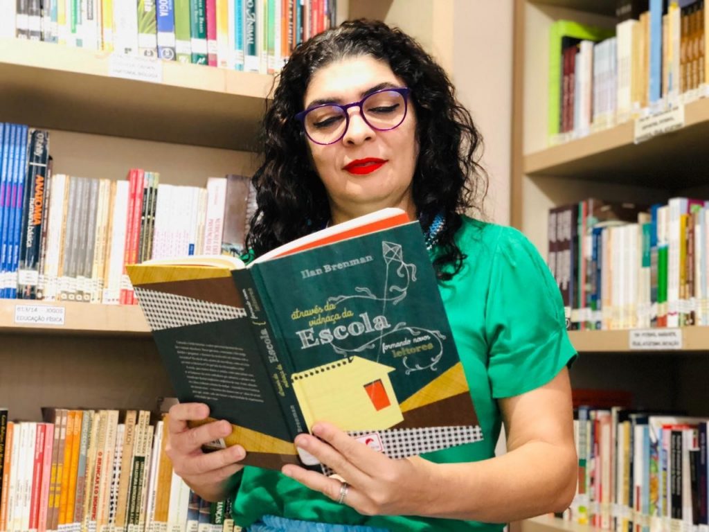 A coordenadora do Sismube, Andréa Cozzi, informa que a Semec vai trabalhar com os gêneros textuais cartas, artigos e relatos de experiências e lembra que, neste sábado, 7, é celebrado o Dia do Leitor