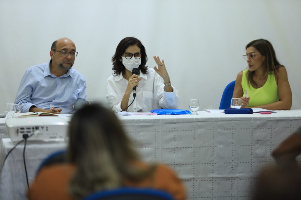 A secretária de Administração, Jurandir Noares, entre Luiz Araújo (Secont) e Káritas Rodrigues (Finanças): transparência para negociar valores e vencer de forma gradual a defesagem