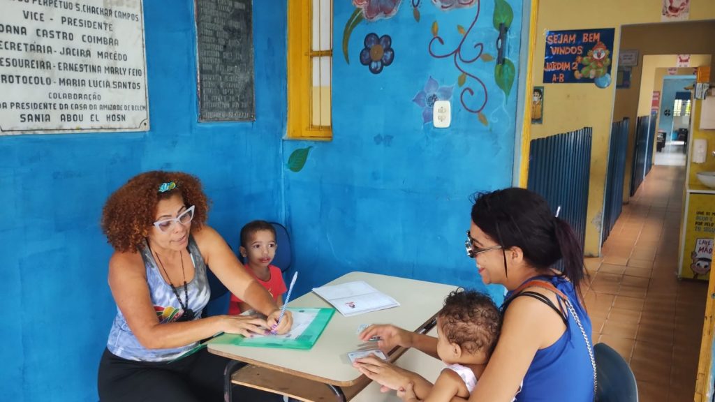 Mãe matricula os filhos com tranquilidade na UEI Casa da Amizade